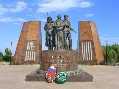 Алея СлавыВ 2020-м был открыт мемориальный комплекс «Аллея Славы». В центре – отлитая из бронзы скульптурная композиция: солдат Великой Отечественной, воин-интернационалист и труженица тыла – мать, которая славит своих сыновей