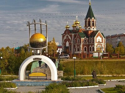 Памятник 500 млн. тонн Мегионской нефтиБелая каменная арка, а на ней – словно заботливо прикрытый ладонью черно-золотой шар. Так выглядит памятная стела в честь добычи 500-миллионной тонны мегионской нефти. Расположена она в одноименном сквере, разбитом в 2001 году в том месте, где Заречная улица пересекает речушку Сайма в Мегионе. Это одна из городских точек притяжения, место, где любят фотографироваться молодожены