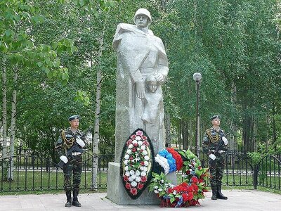 Памятник Воину-освободителю Памятник Воину-освободителю установлен в Мегионе в 1985 году в честь 40-летней годовщины со Дня Победы. Памятник представляет собой скульптуру солдата с ребенком. Рядом на трех памятных стелах увековечены фамилии 135 мегионцев. На первой - участников Великой Отечественной войны - активных строителей города, геологов и нефтяников. На второй стеле значатся фамилии погибших в годы ВОВ, на третьей - имена бойцов, отдавших жизни во время первой Чеченской войны.